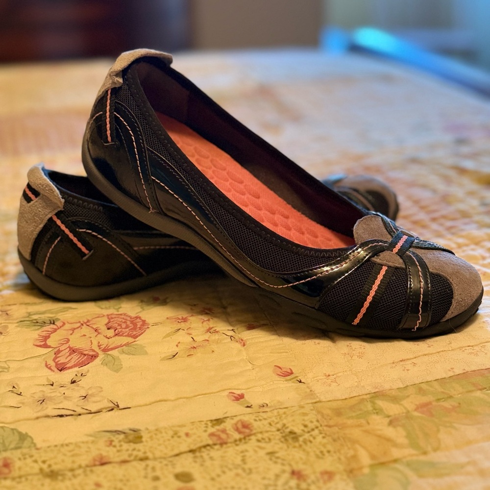 Privo Black and Gray Women's Flats with Pink Accents - Picture 3 of 5